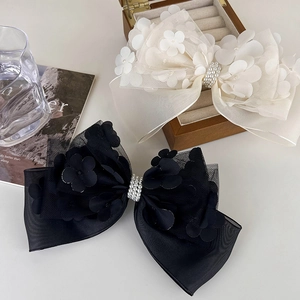 Barrettes à cheveux élégantes avec fleurs 3D et perles en gaze crème et noire