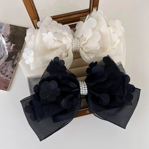 Barrettes à fleurs en tulle noir et blanc avec perles et détails de fleurs en tissu 3D