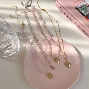 Ensemble de colliers perles et cristal avec pendentifs cœur tulipe rose