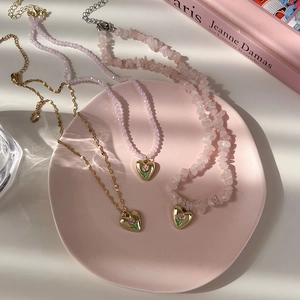 Colliers cœur tulipe rose avec chaînes dorées et perles de quartz rose en superposition