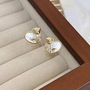 Pendientes de corazón elegantes con nácar y detalles brillantes de circonita cúbica