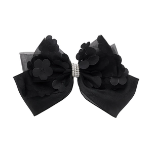 Pince à cheveux nœud noir élégante avec fleurs 3D et perles blanches sur fond blanc