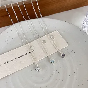 Set di tre collane a cuore minimaliste con zirconi colorati in finitura argento