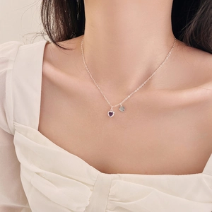 Dettaglio della collana in argento con ciondolo a cuore in zircone viola e cuore lucido