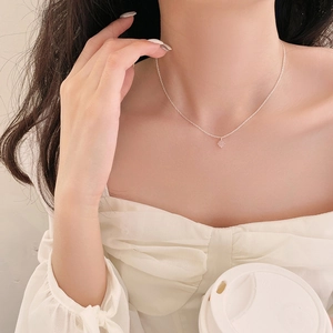 Détail du collier minimaliste en argent S925 avec pendentif cristal rose sur modèle