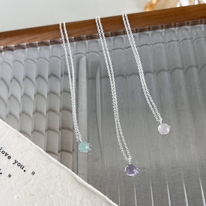Colliers pendentifs gouttes de cristal en menthe, violet et blanc sur chaînes argent