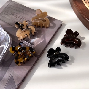 Gros plan de cinq mini pinces à cheveux avec lettrage doré Barrette La France chic