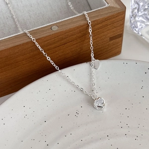 Dettaglio della collana a cuore d'argento con ciondolo in zircone su elegante espositore