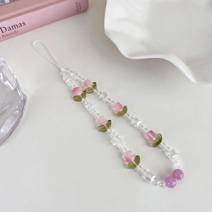 Détail d'une dragonne de téléphone perlée avec tulipes roses et perles en verre givré