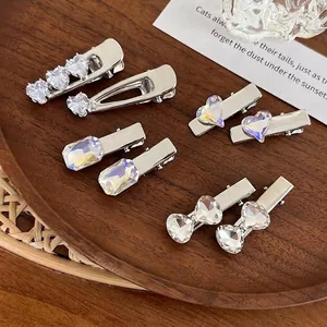Set di otto fermagli per capelli in argento con strass di cristallo e forme geometriche