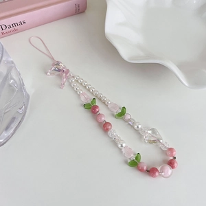 Détail du bijou de téléphone perlé tulipe rose avec perles et coeurs en acrylique