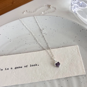 Dettaglio della collana a cuore in argento con ciondolo in zircone viola su ceramica