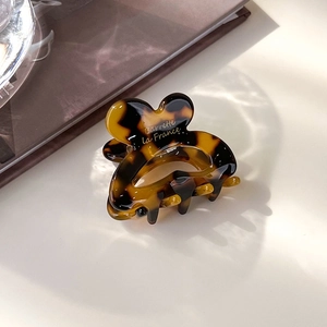 Détail de la pince à cheveux papillon en écaille avec lettrage Barrette la France doré