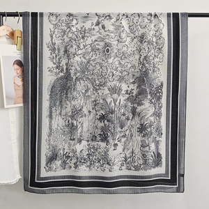 Écharpe classique à motif forêt toile de jouy drapée sur un cintre en bois pour femme