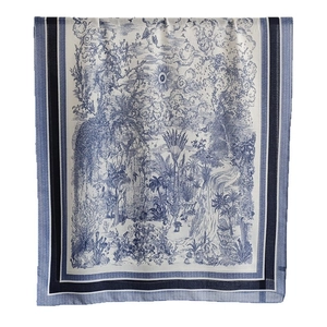 Écharpe bleue avec imprimé Toile de Jouy, motifs de palmiers tropicaux et oiseaux
