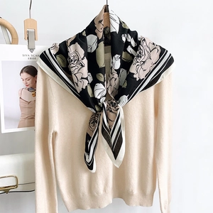 Carré de soie vintage à imprimé floral rose et bordures rayées sur pull beige