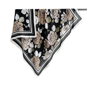 Grand foulard en soie au motif de rose vintage avec bordure rayée noire et blanche
