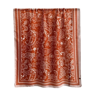Pañuelo étnico naranja con estampado de paisley, chal bohemio con diseño floral chic