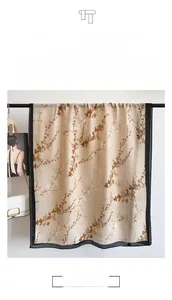 Detailansicht Schal mit Blattmuster in Beige, braunen Zweigen und schwarzem Rand