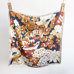 Carré de soie élégant aux motifs floraux moutarde et bleu marine sur clips en bois