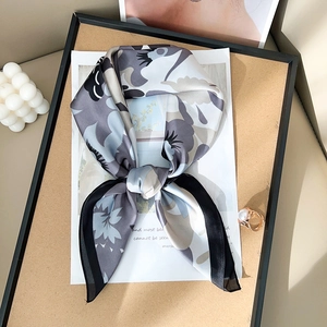 Carré de soie élégant à motif floral gris et noir, accessoire chic pour femmes