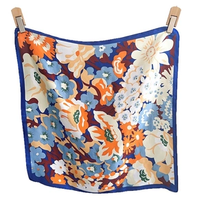 Carré de soie à imprimé floral avec bordure bleu marine et motifs de fleurs orange