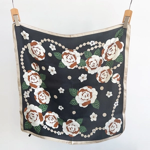 Foulard en soie à imprimé floral avec camélias blancs et motifs de perles sur fond noir