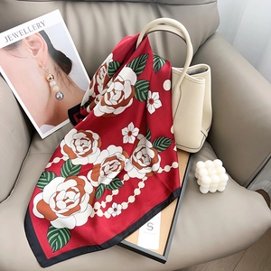 Foulard Carré en Satin Élégant Femmes Vintage Imprimé Fleur Camélia Motif Chaîne de Künstliche Perles Cheveux Cou Couvre-chef Accessoire