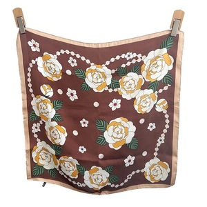 Foulard en soie élégant avec roses jaunes et motif chaîne de perles sur fond rouge foncé