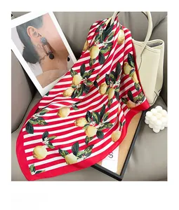 Détail d'un foulard en soie de style français avec imprimé citron et motif à rayures rouges