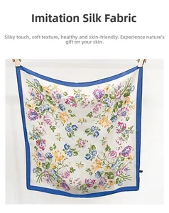 Vista dettagliata di un foulard quadrato in finta seta con motivi floreali e bordi