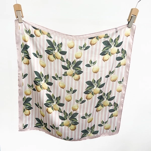 Détail d'un foulard en soie à imprimé citron avec des rayures roses et blanches