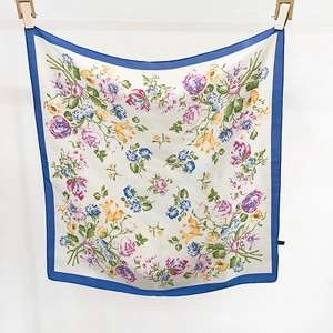 Foulard quadrato in seta con stampa floreale e bordo blu reale su bianco crema