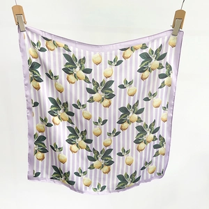 Détail d'un foulard en soie à imprimé citron jaune et rayures verticales mauves