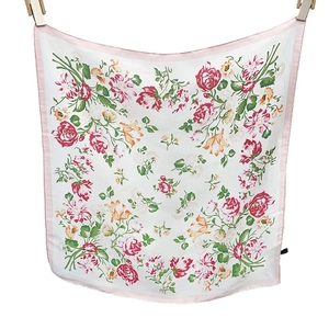 Elegante foulard di seta con stampa di rose rosse e gigli rosa su fondo crema