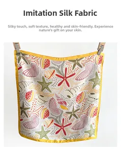 Gros plan d'un foulard en soie synthétique avec motifs de coquillages et d'étoiles de mer