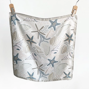 Vue détaillée de motifs marins tels qu'étoiles de mer et coquillages sur un foulard
