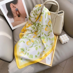 Élégant Carré de Satin en Polyester Aspect Satin Imprimé Citron Bandana Mode Style Coréen pour Femmes Décoration de Cou