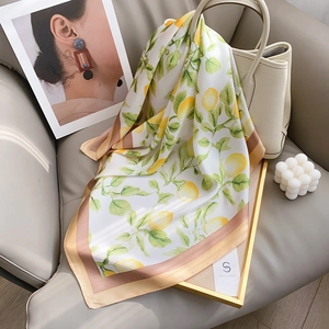 Foulard en soie tendance pour femme avec imprimé citron jaune et feuilles vertes sur beige