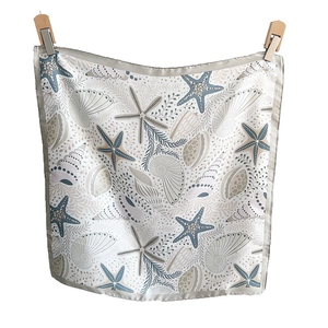 Carré de soie avec motifs coquillages et étoiles de mer sur un fond blanc minimaliste