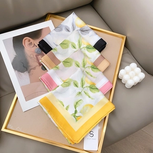 Foulards carrés en soie à motif citron avec bordures élégantes en quatre couleurs