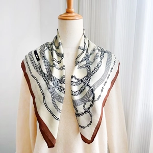 Foulard Carré Imprimé Chaîne Vintage pour Femmes Élégant en Polyester Effet Satin Foulard de Tête Mode Bandeau Cheveux Cou