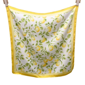 Carré de soie avec imprimé citrons jaunes et feuilles vertes sur fond blanc
