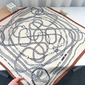Écharpe rétro en coton et lin avec motif chaîne bleu marine sur fond beige élégant