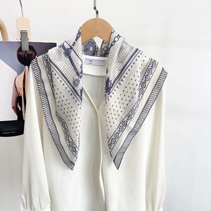 Carré de soie vintage français avec imprimé paisley bleu sur une chemise blanche