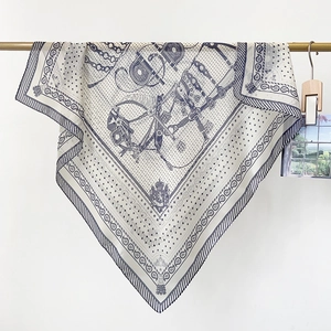 Détail d'un carré de soie vintage français avec motifs baroques et éléments équestres