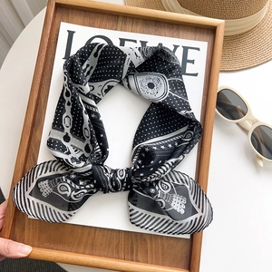Carré de soie vintage français noir et blanc avec pois et motifs bohémiens