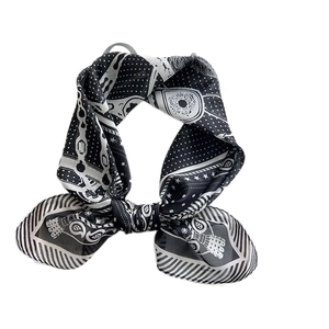 Carré de soie vintage noir et blanc avec motifs d'étoiles et style bohémien chic