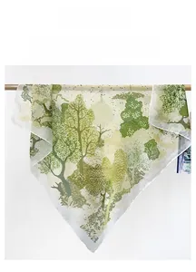 Détail d'un foulard en soie à imprimé forêt avec arbres verts peints sur support