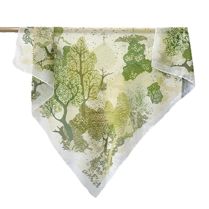 Élégant foulard carré en soie avec imprimé artistique de forêt en vert et beige